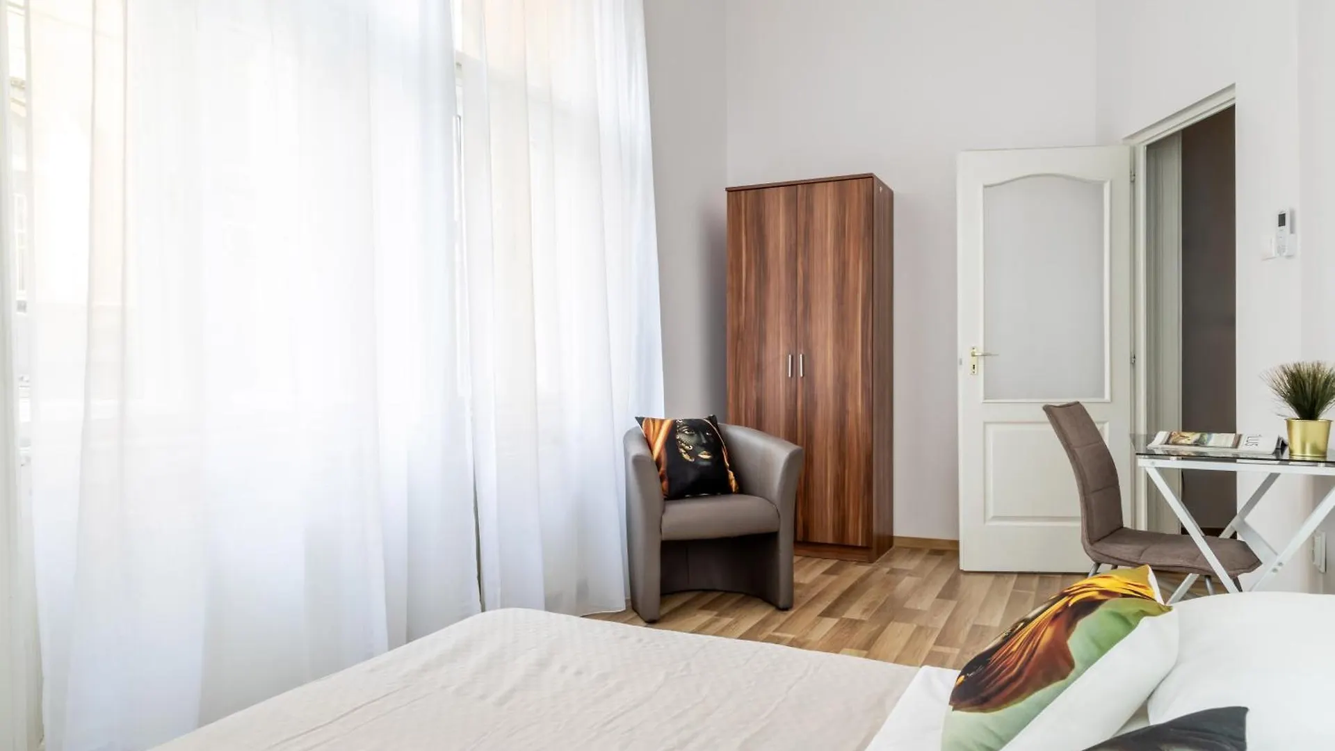 Urban Lights Apartment In Downtown Budapest