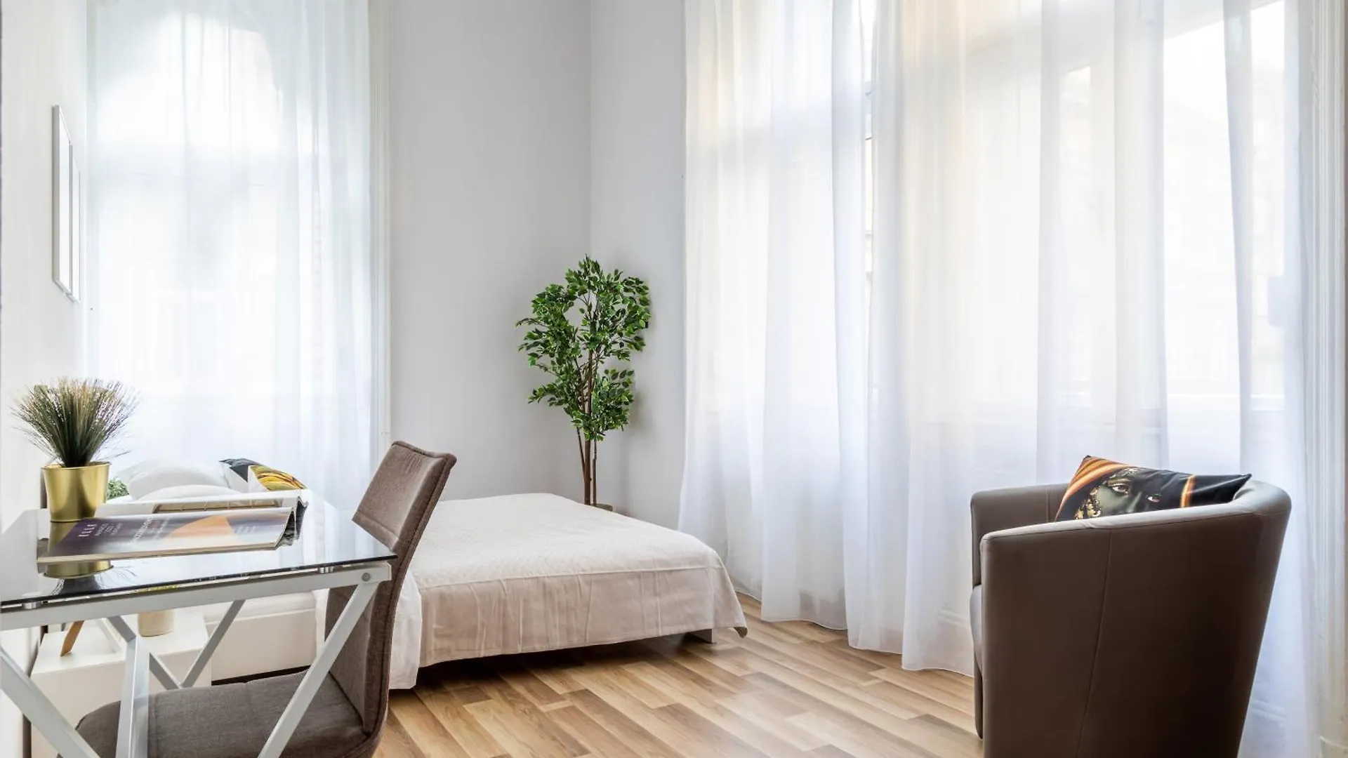 Urban Lights Apartment In Downtown Budapest